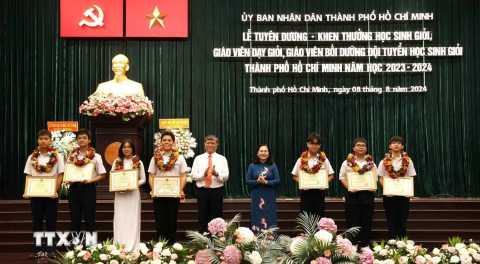 Lãnh đạo Thành phố Hồ Chí Minh trao Bằng khen cho học sinh có thành tích xuất sắc. (Ảnh: Thu Hoài/TTXVN)