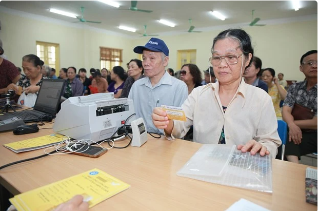 Chi trả lương hưu. (Ảnh: PV/Vietnam+)