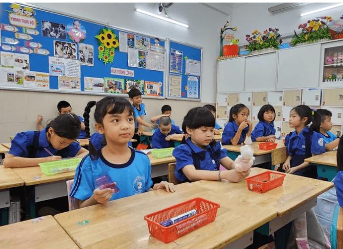 Học sinh Trường Tiểu học Hòa Bình (quận 1) trong một tiết học. Ảnh minh họa