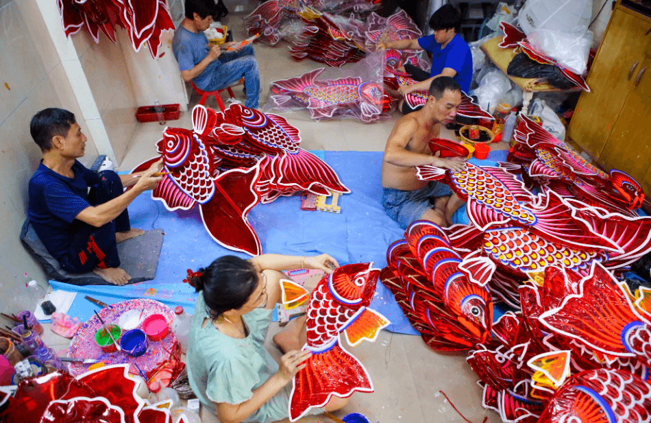 Gia đình ông Nguyễn Trọng Thành quận 11 có kinh nghiệm làm đèn trung thu truyền thống hơn 50 năm. Ảnh: NGUYỆT NHI
