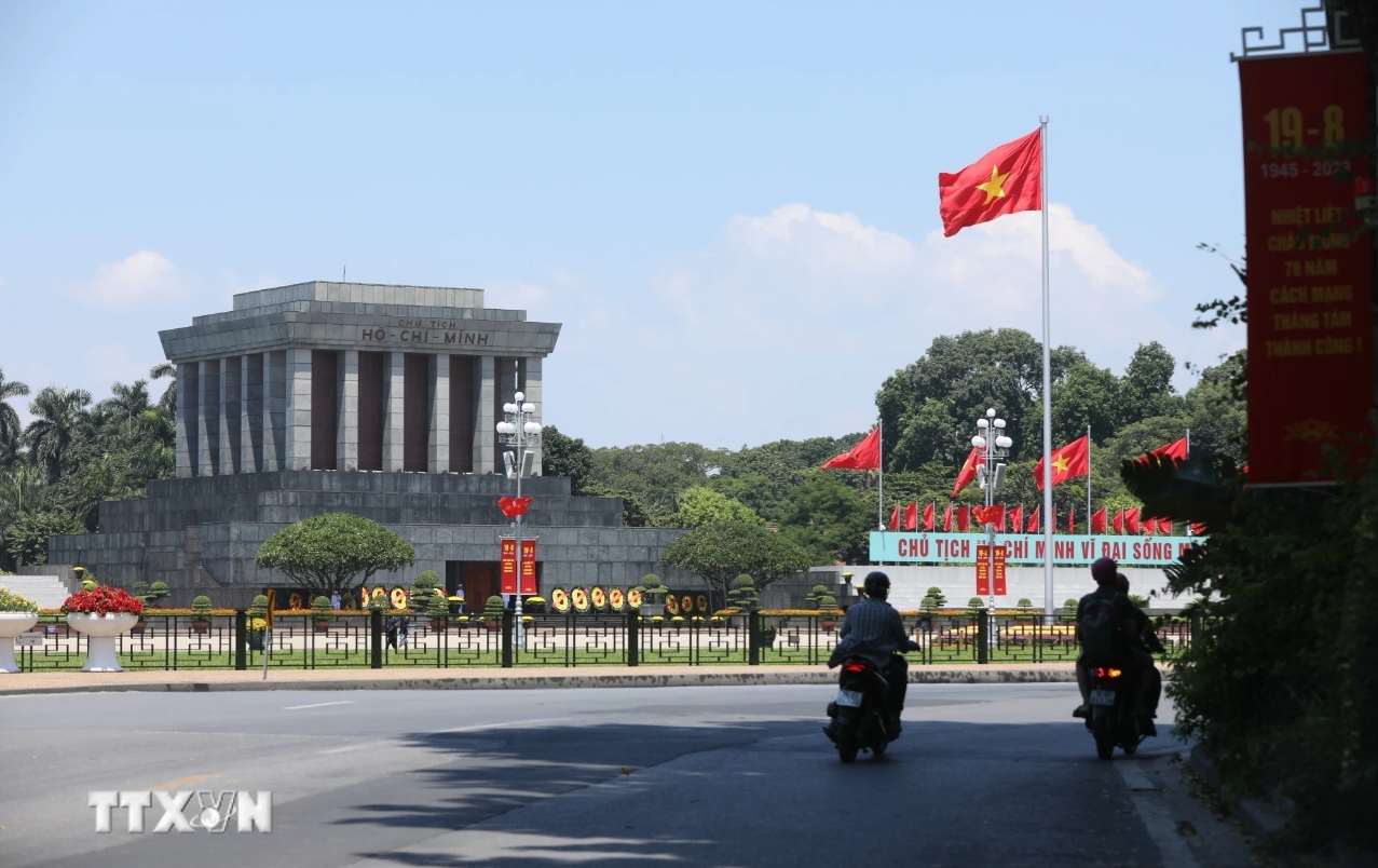 Cờ, hoa được trang hoàng rực rỡ khu vực quảng trường Ba Đình chào mừng Cách mạng tháng Tám và Quốc khánh 2/9. (Ảnh: Minh Quyết /TTXVN)