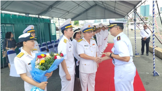 Thượng tá Nguyễn Thế Hùng đón chào chỉ huy và sĩ quan tàu KRI Bung Tomo