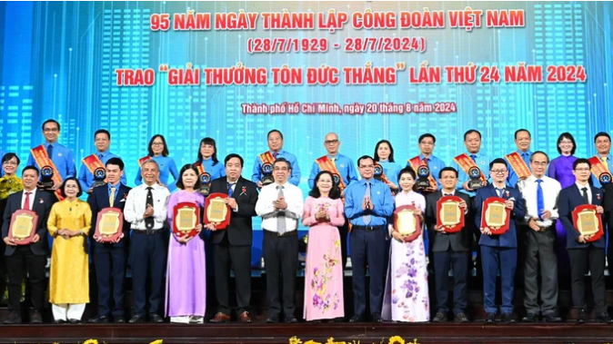 Nguyên lãnh đạo và lãnh đạo Trung ương, TPHCM chúc mừng các gương đoạt Giải thưởng Tôn Đức Thắng và các giải thưởng của tổ chức công đoàn. Ảnh: VIỆT DŨNG