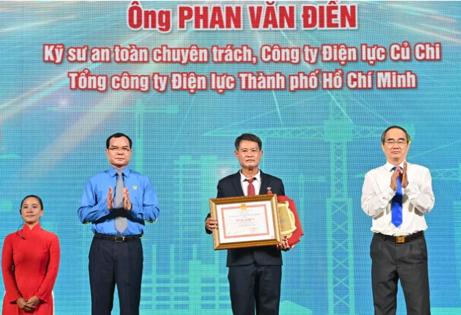 Nguyên Bí thư Thành ủy TPHCM Nguyễn Thiện Nhân và Chủ tịch Tổng LĐLĐ Việt Nam Nguyễn Đình Khang chúc mừng gương kỹ sư đoạt Giải thưởng Tôn Đức Thắng năm 2024. Ảnh: VIỆT DŨNG