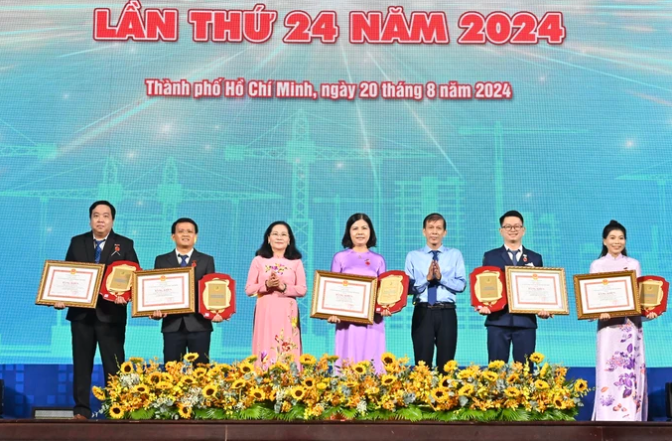 Gương công nhân, kỹ sư tiêu biểu được vinh danh. Ảnh: VIỆT DŨNG