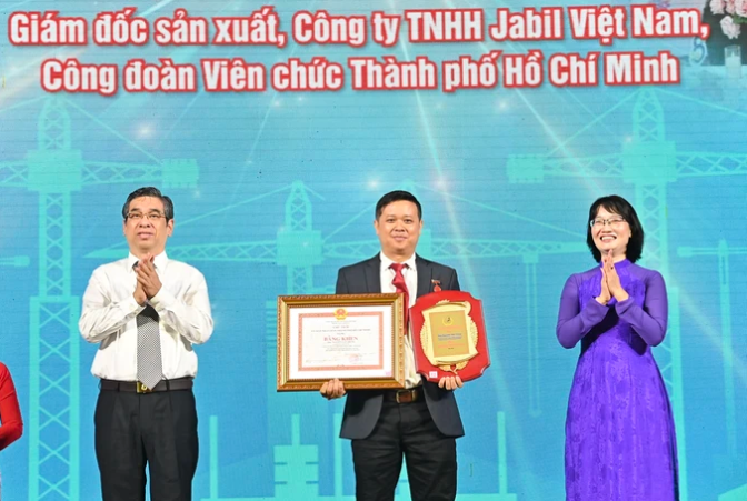 Phó Bí thư Thành ủy TPHCM Nguyễn Phước Lộc và Phó Chủ tịch UBND TPHCM Trần Thị Diệu Thúy chúc mừng gương tiêu biểu đoạt Giải thưởng Tôn Đức Thắng lần thứ 24. Ảnh: VIỆT DŨNG