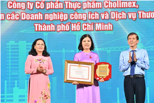 Chủ tịch HĐND TPHCM Nguyễn Thị Lệ và Phó Tổng Biên tập Phụ trách Báo SGGP Nguyễn Khắc Văn chúc mừng nữ kỹ sư đoạt Giải thưởng Tôn Đức Thắng năm 2024. Ảnh: VIỆT DŨNG