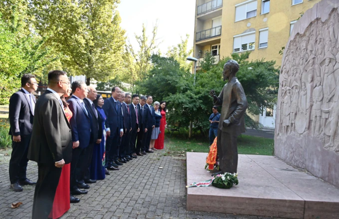 Đoàn đại biểu TPHCM thành kính dâng hoa tượng đài Chủ tịch Hồ Chí Minh tại Thành phố Zalaegerszeg, Hungary