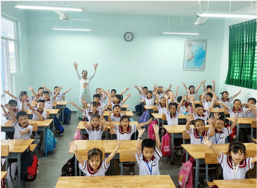 Cô trò Trường Tiểu học Hoàng Văn Thụ, quận Bình Tân vui khi được học trong ngôi trường mới. Ảnh: NGUYỄN QUYÊN