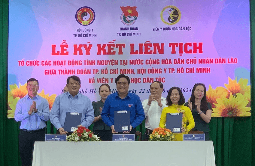 Lễ ký kết liên tịch tổ chức các hoạt động tình nguyện khám, chữa bệnh và phát thuốc miễn phí cho người dân khó khăn tại Lào.