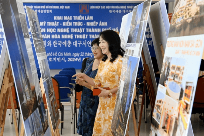 Triển lãm về kiến trúc, mỹ thuật, nhiếp ảnh với chủ đề “Giao lưu văn học nghệ thuật giữa Liên hiệp các Hội Văn học nghệ thuật TPHCM và Liên hiệp các Hội Văn hóa nghệ thuật thành phố Daegu”. Ảnh: QUỐC THANH