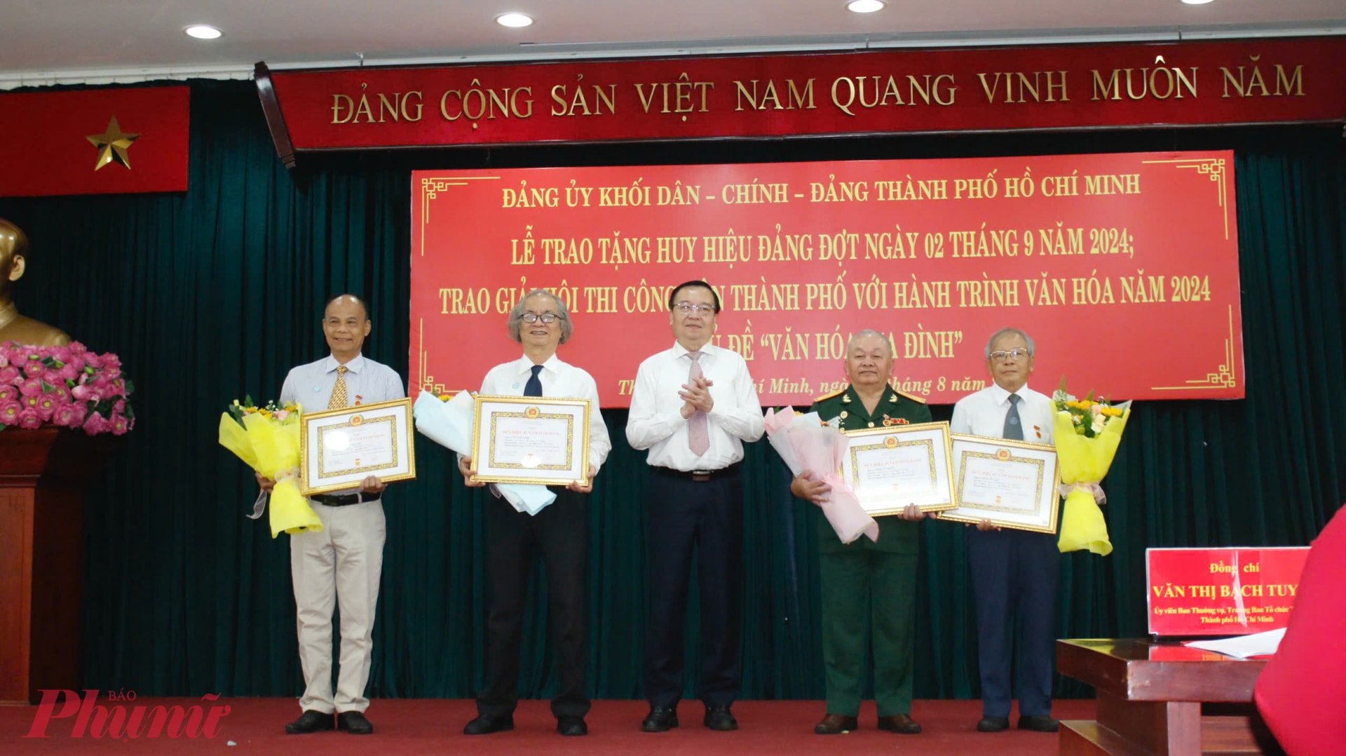 Phó trưởng ban Thường trực Ban Tuyên giáo Thành ủy TPHCM Lê Hồng Sơn trao Huy hiệu 45 năm tuổi Đảng cho các đảng viên