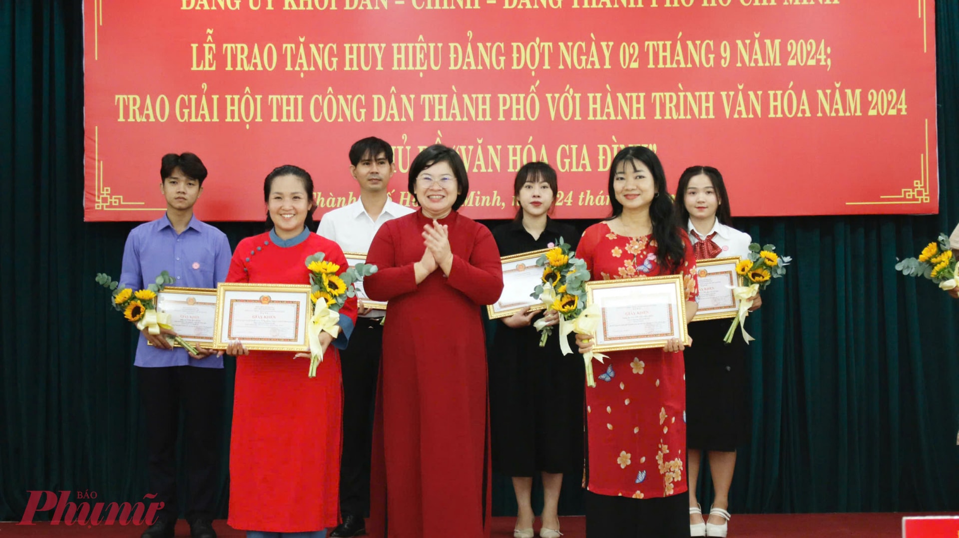 Bà Văn Thị Bạch Tuyết - Trưởng ban Tổ chức Thành ủy TPHCM trao giải Nhất phần thi viết với chủ đề “Thư gửi tương lai” đến bà Nguyễn Thị Diệu Hiền - Chi bộ Báo Phụ nữ TPHCM và Giải thiết kế infographic xuất sắc nhất đến nhóm tác giả Vũ Gia Quỳnh Nhiên, Hoàng Hương Giang, Lê Nguyễn Phương Uyên - Đảng bộ Sở Du lịch TPHCM.