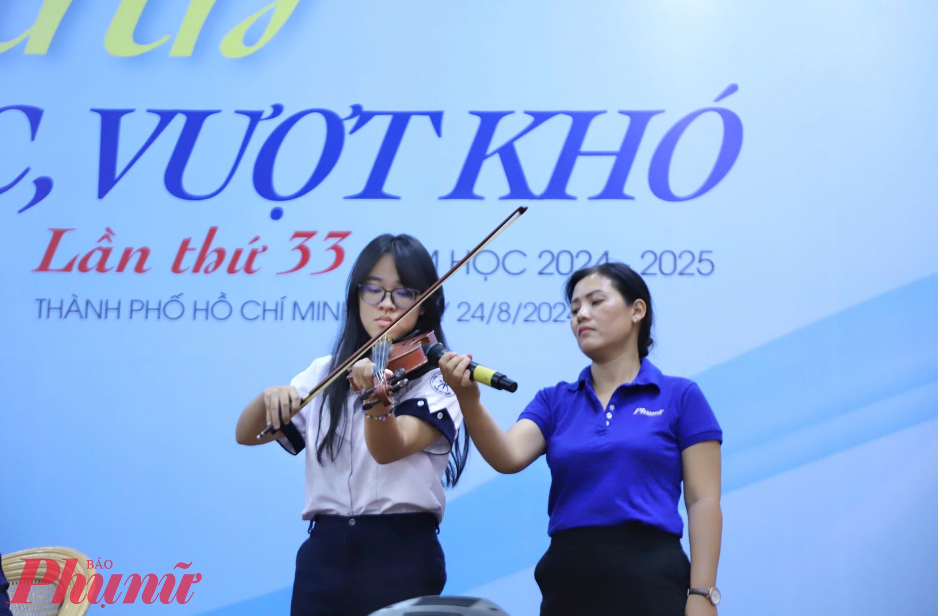 Em Đinh Trần Giáng My , lớp 12 Trường chuyên Trần Đại Nghĩa - tham gia biểu diễn với đàn violin tại chương trình. Em My cũng là một trong những nữ sinh hiếu học, vượt khó được nhận học bổng từ chương trình