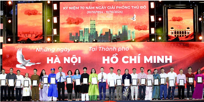 Ban Tổ chức trao chứng nhận tri ân các nghệ nhân tham gia chương trình