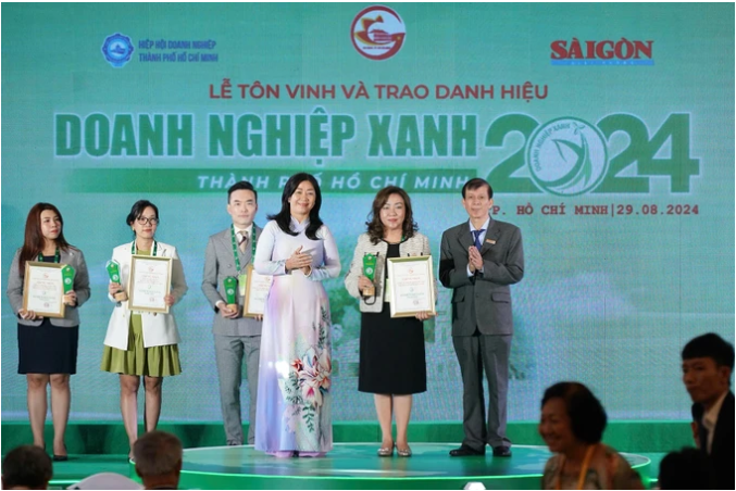 Bà Nguyễn Thị Bạch Mai, Phó Trưởng Ban Dân vận Thành ủy TPHCM và Nhà báo Nguyễn Khắc Văn, Phó Tổng Biên tập phụ trách Báo SGGP trao giải thưởng “Doanh nghiệp Xanh TPHCM” năm 2024 Ảnh: HOÀNG HÙNG