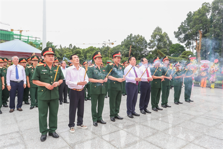 Các đại biểu dâng hương tại Đài tưởng niệm Chủ tịch Hồ Chí Minh. Ảnh: BẠCH THIẾT