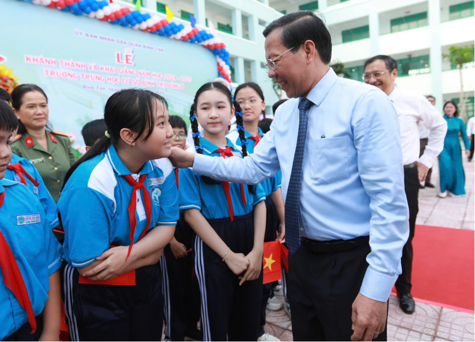 Ông Phan Văn Mãi, Ủy viên T.Ư Đảng, Phó bí thư Thành ủy, Chủ tịch UBND TP.HCM, dự lễ khánh thành và khai giảng năm học mới tại Trường THCS Bình Trị Đông B, Q.Bình Tân  ẢNH: NGỌC DƯƠNG