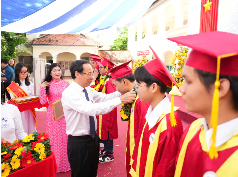 Bí thư Thành ủy Nguyễn Văn Nên tặng hoa, trao bằng khen cho các em học sinh giỏi được tuyển thẳng vào các trường đại học  ẢNH: ĐỘC LẬP