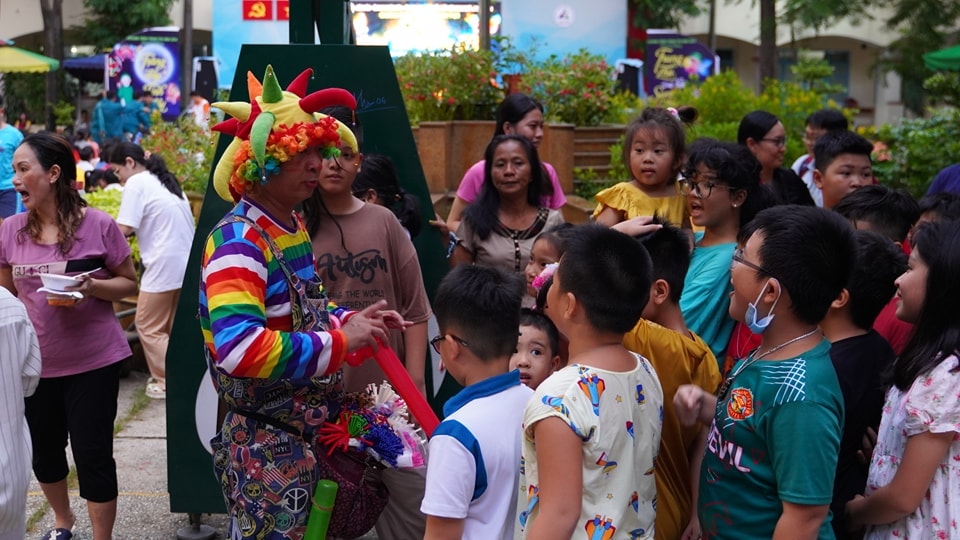 Các em thiếu nhi được tham gia các trò chơi dân gian và thưởng thức những tiết mục văn nghệ, kịch, múa lân, múa rồng... Ảnh: N.T