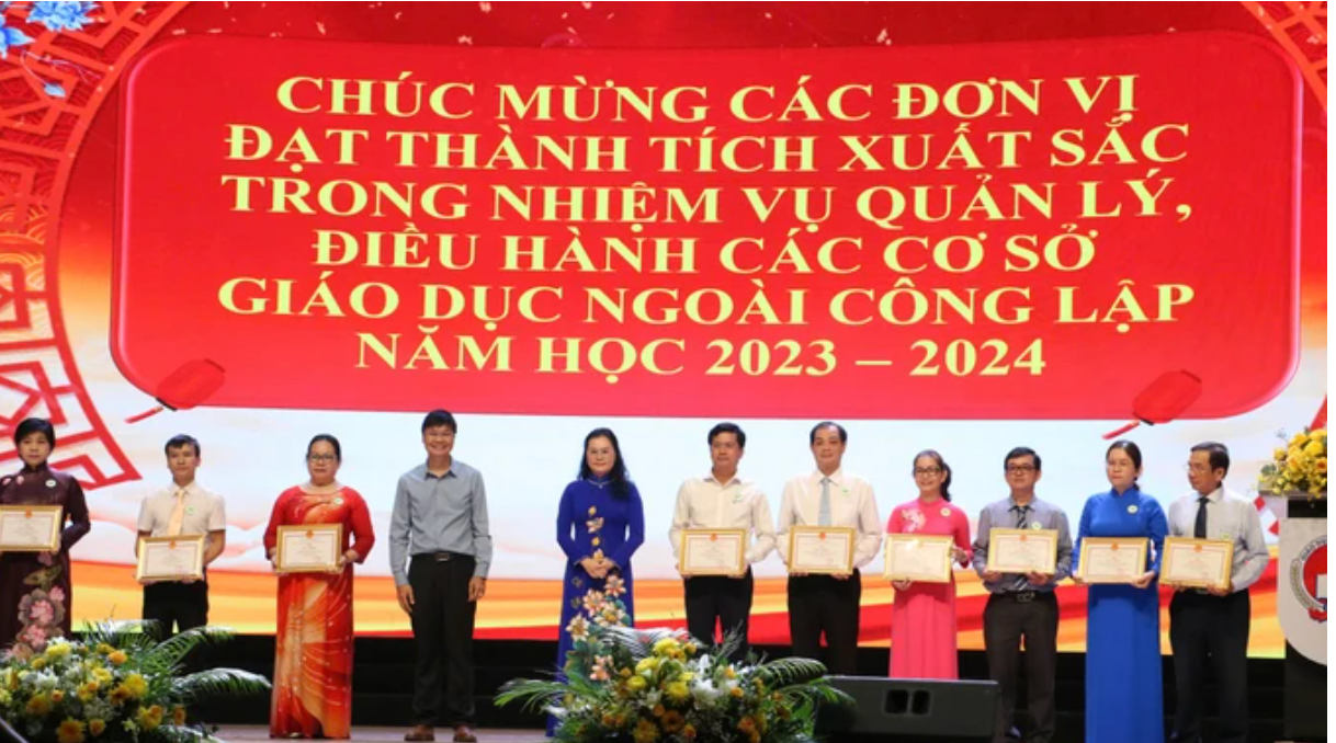 Các tập thể được khen thưởng trong năm học 2023-2024