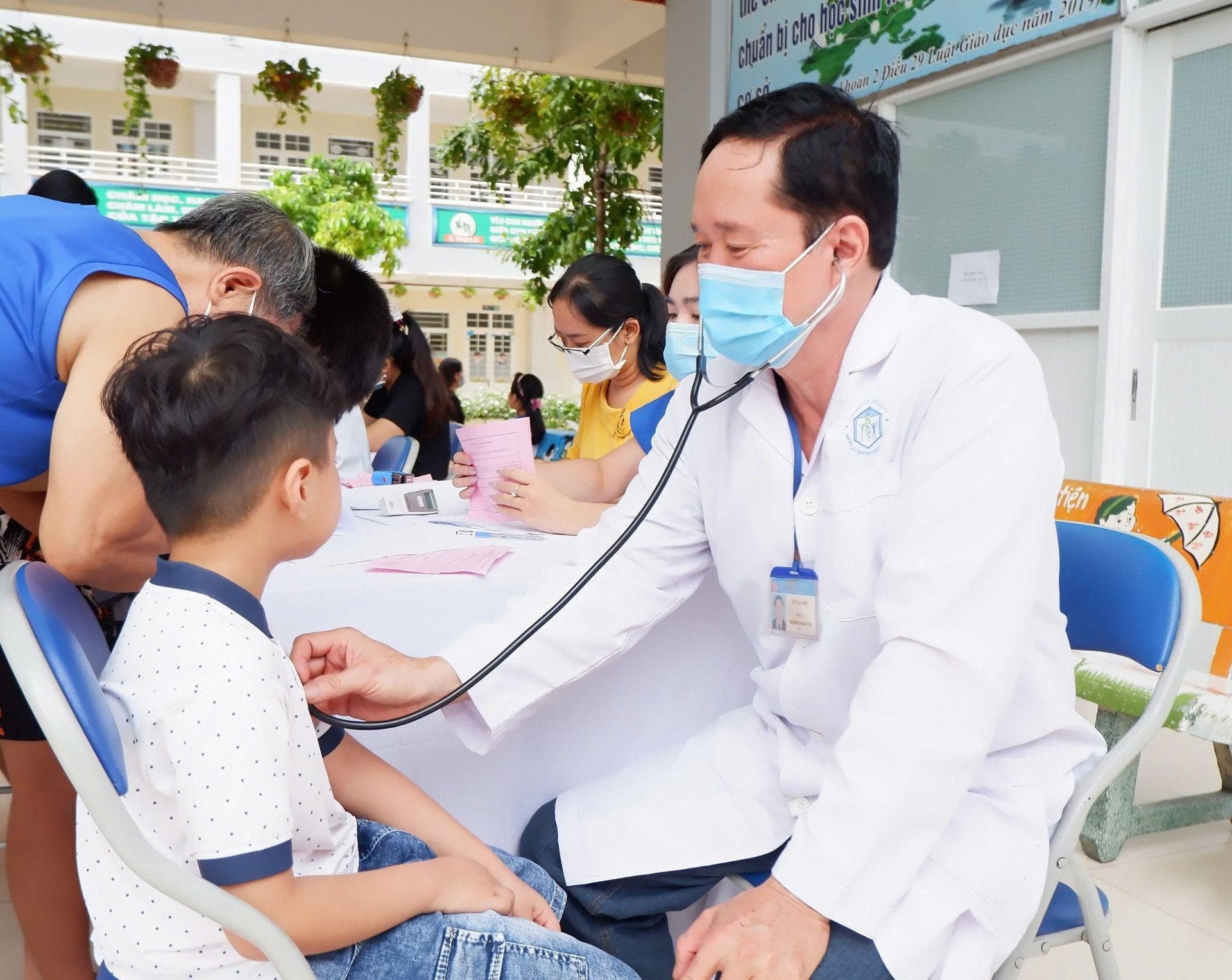 Nhiều trẻ được khám và tiêm vaccine sởi tại trườn