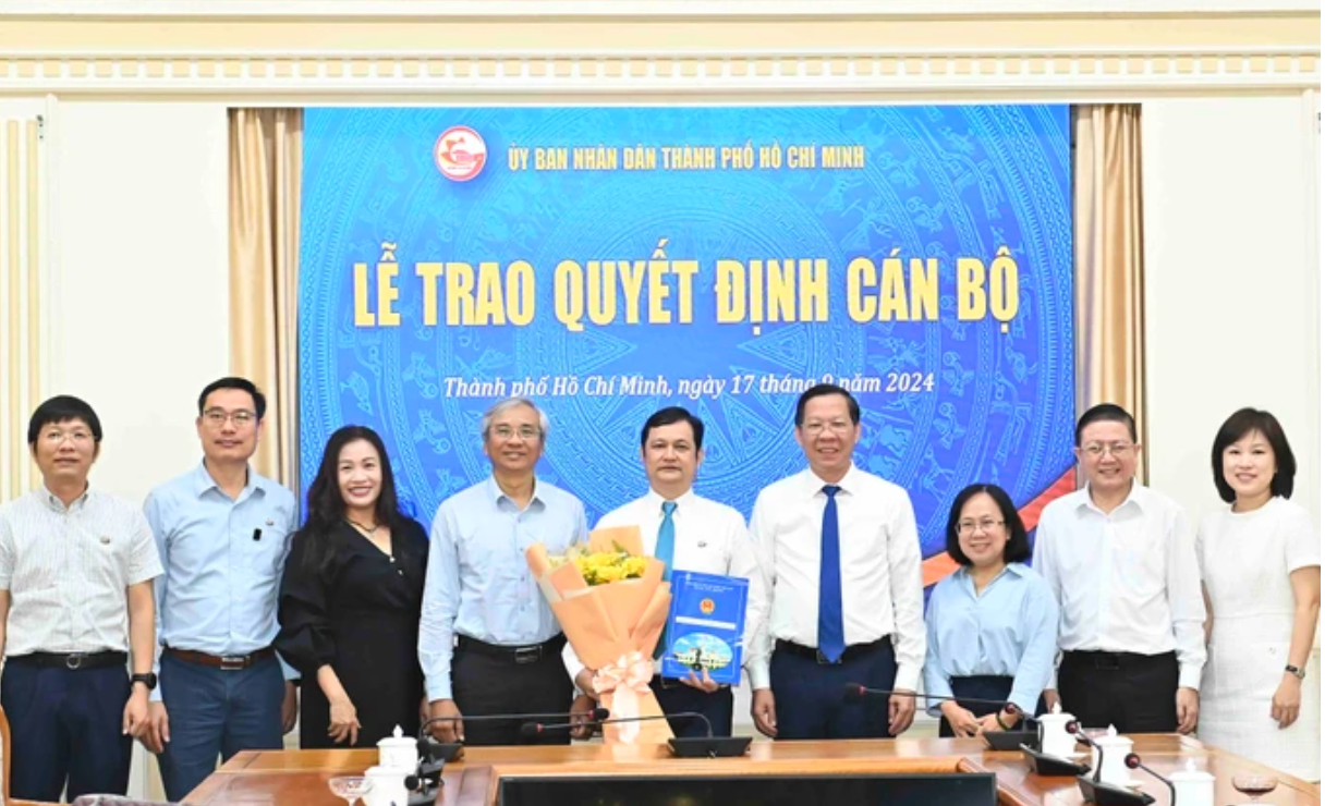 Chủ tịch UBND TPHCM Phan Văn Mãi cùng các đại biểu chúc mừng ông Kiều Nam Thành. Ảnh: VIỆT DŨNG