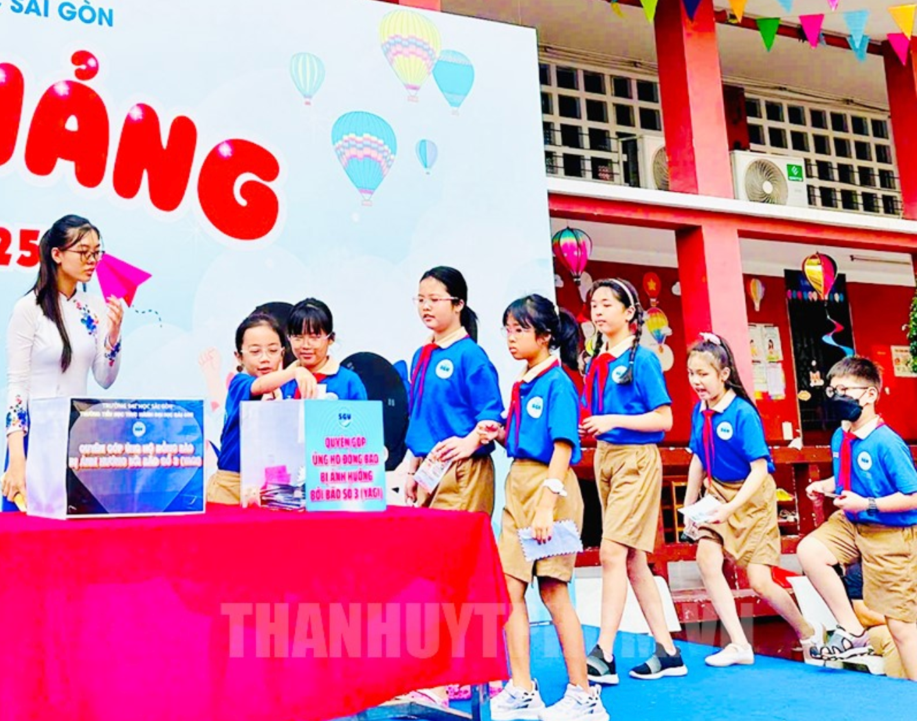 Các em học sinh trường Tiểu học thực hành Đại học Sài Gòn tham gia đóng góp ủng hộ đồng bào các tỉnh phía Bắc