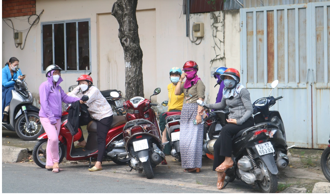 Cha mẹ khi đưa đón con ở trường học lưu ý tránh bị vi phạm luật giao thông