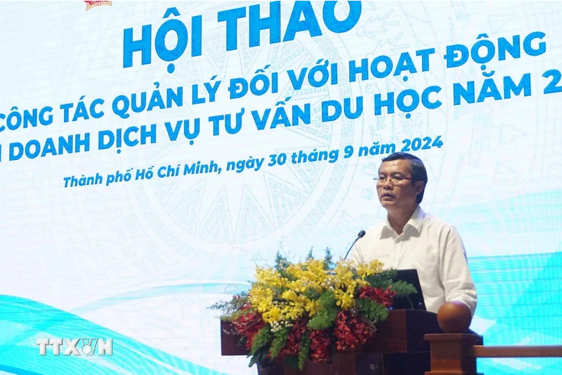 Thứ trưởng Bộ Giáo dục và Đào tạo Nguyễn Văn Phúc phát biểu tại hội thảo. (Ảnh: Thu Hoài/TTXVN)