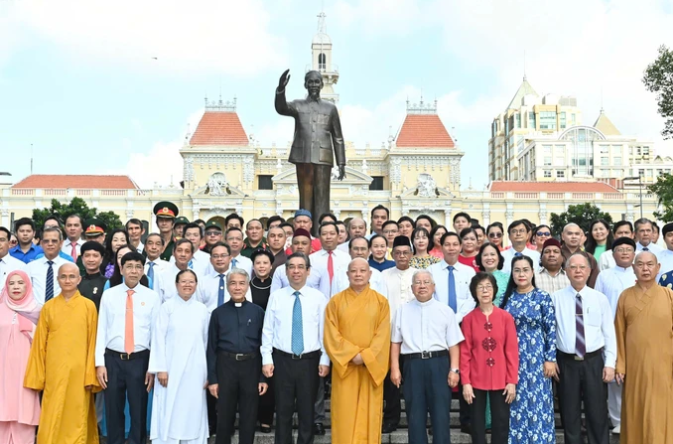 Đồng chí Nguyễn Phước Lộc, Phó Bí thư Thành ủy, Bí thư Đảng Đoàn, Chủ tịch Ủy ban MTTQ Việt Nam TPHCM cùng đoàn đại biểu MTTQ Việt Nam TPHCM dâng hoa tưởng niệm Chủ tịch Hồ Chí Minh. Ảnh: VIỆT DŨNG