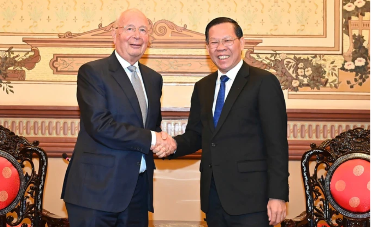 Chủ tịch UBND TPHCM Phan Văn Mãi tiếp Giáo sư Klaus Schwab, nhà sáng lập kiêm Chủ tịch Diễn đàn Kinh tế thế giới (WEF). Ảnh: VIỆT DŨNG