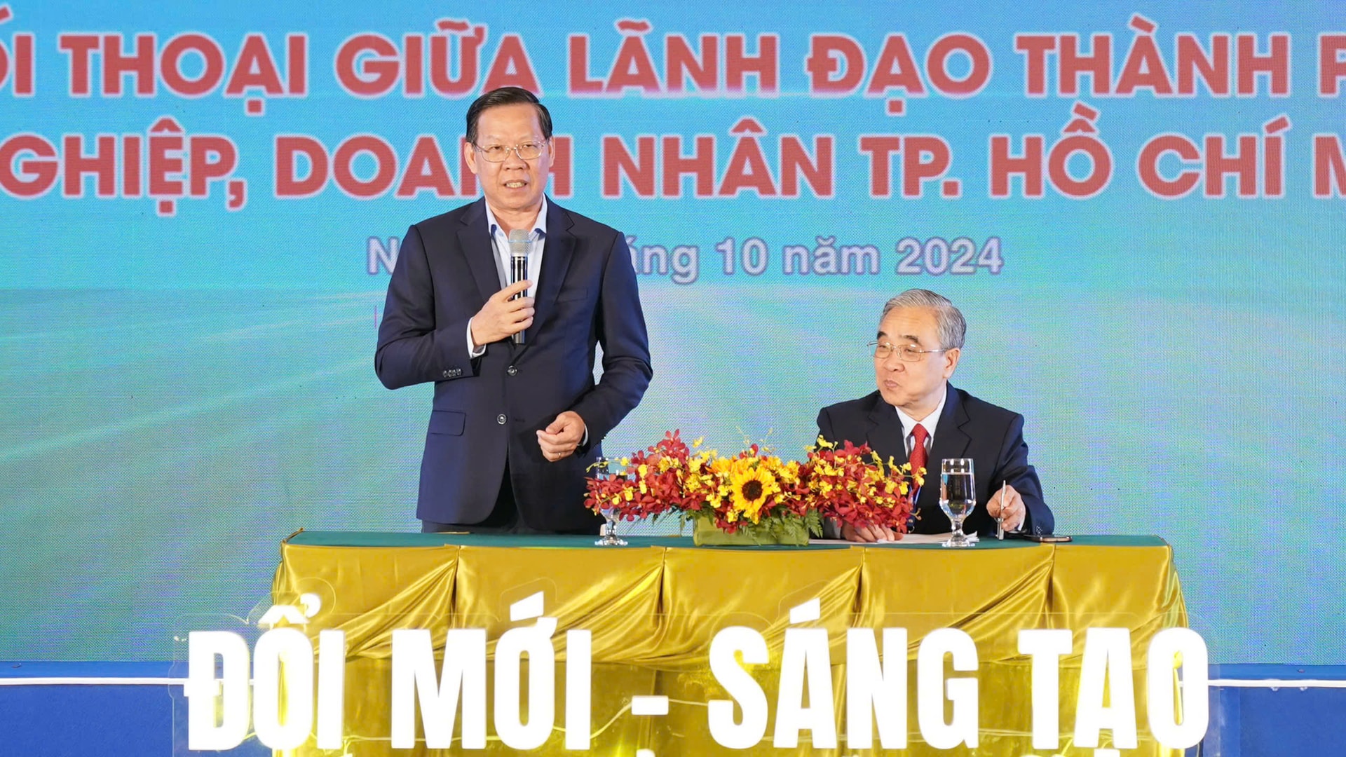 Đồng chí Phan Văn Mãi, Chủ tịch UBND TPHCM đối thoại với cộng đồng doanh nghiệp TPHCM. Ảnh: HOÀNG HÙNG