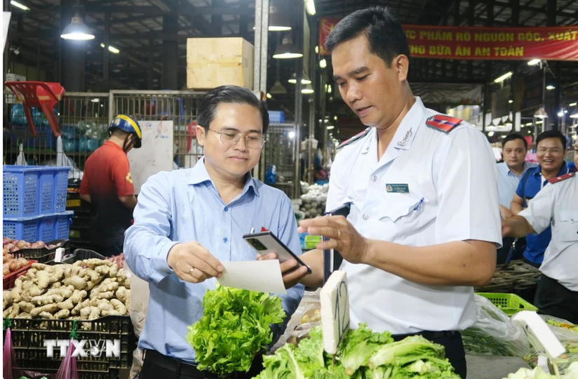 Thành phố Hồ Chí Minh giám sát đảm bảo an toàn thực phẩm tại chợ đầu mối Bình Điền. (Ảnh: Đinh Hằng/TTXVN)