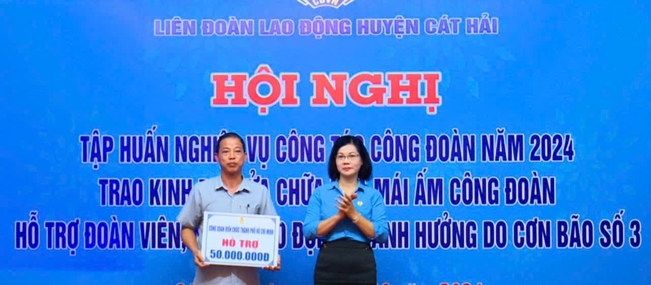 Đại diện Công đoàn Viên chức Thành phố trao kinh phí hỗ trợ sửa chữa “Mái ấm công đoàn”.