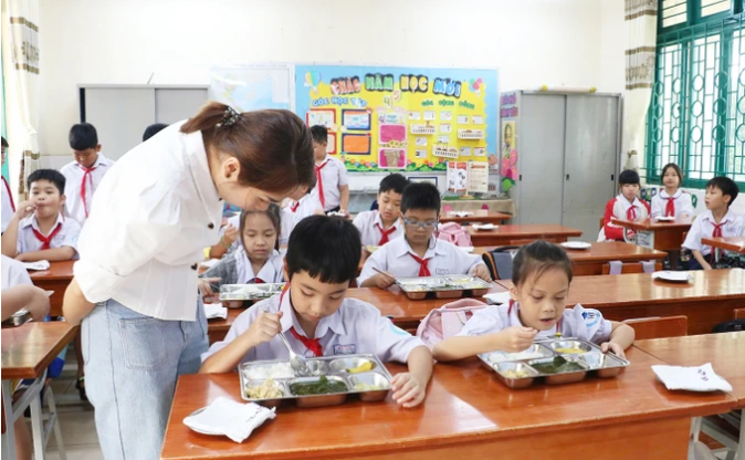 Phụ huynh Trường Tiểu học Hiệp Tân (quận Tân Phú, TPHCM) tham gia ăn bán trú cùng con vào đầu năm học 2024-2025