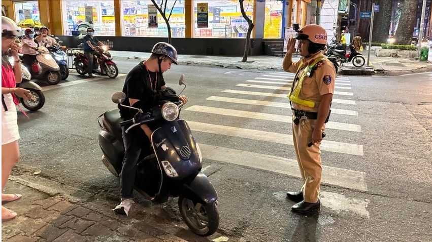 Cảnh sát giao thông đang thực hiện nhiệm vụ. Ảnh: TN