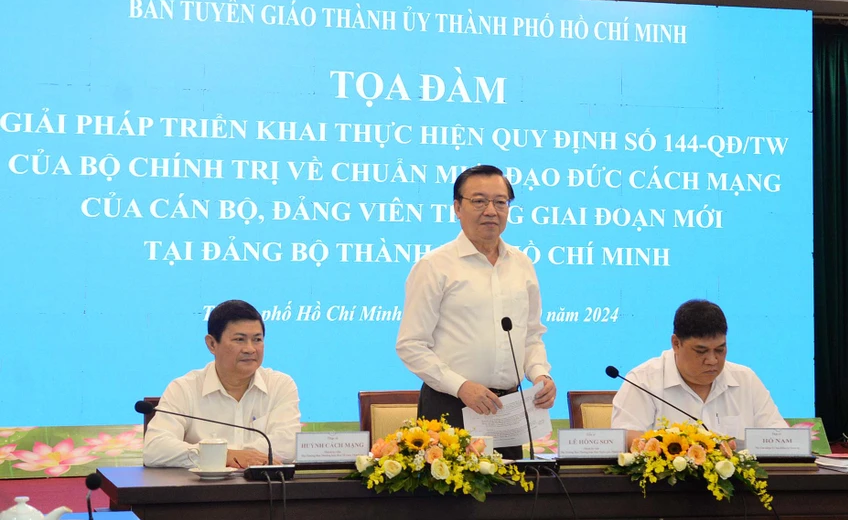 Phó trưởng Ban Thường trực Ban Tuyên giáo Thành ủy TP.HCM Lê Hồng Sơn ghi nhận các ý kiến của đại biểu tham dự. Ảnh: THANH THÙY