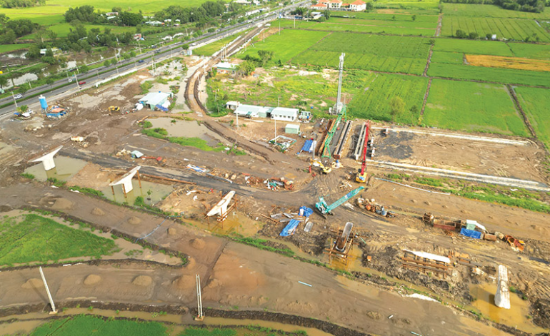 Vĩnh Long, Tiền Giang và Bến Tre cam kết hỗ trợ tổng cộng 10 triệu m³ cát cho dự án Vành đai 3 đoạn qua Hóc Môn. Ảnh: H.P