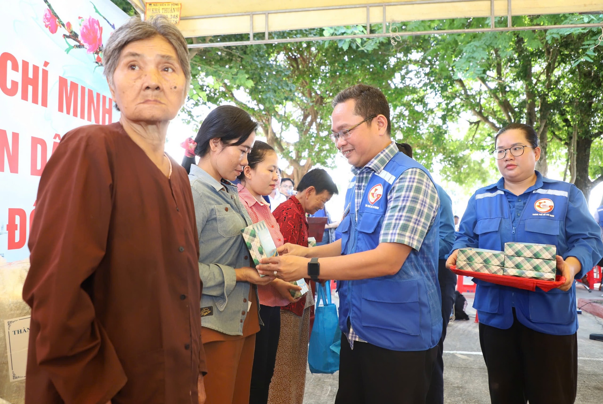 Đồng chí Phạm Minh Tuấn, Phó Chủ tịch Ủy ban MTTQ Việt Nam TPHCM, Phó Trưởng Đoàn đại biểu TPHCM, trao tặng các phần quà của Đảng bộ, chính quyền và nhân dân TPHCM tới bà con nhân dân đảo Hòn Đốc. Ảnh: QUANG HUY