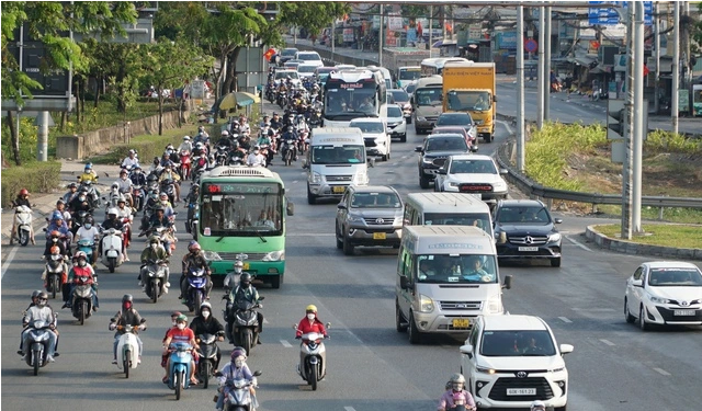 Theo Phòng CSGT - Công an TP.HCM, nhiều phương tiện kinh doanh vận tải hiện nay chưa dán phù hiệu, biển hiệu đúng với quy định