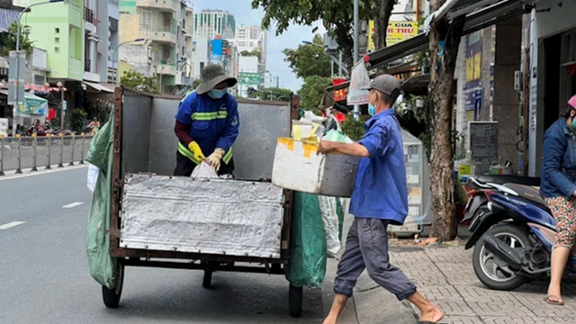 Phương tiện thu gom rác được lưu thông cả ngày lẫn đêm dịp Tết Ất Tỵ 2025