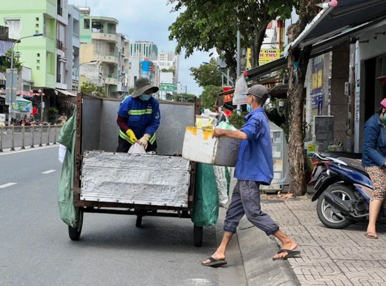 Thu gom rác sinh hoạt tại đường Phạm Văn Chí, quận 6, TPHCM. Ảnh: MINH HẢI