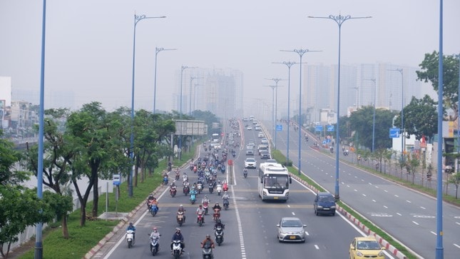 Nhiều nơi tại TPHCM tiếp tục xuất hiện sương mù vào sáng 2/12, nồng độ bụi mịn vượt mức cho phép nhiều lần. (Ảnh: Hữu Huy)