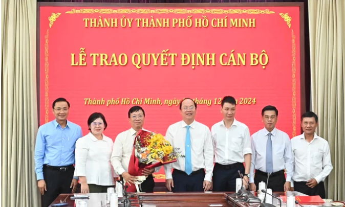 Phó Bí thư Thường trực Thành ủy TPHCM Nguyễn Hồ Hải trao quyết định đến đồng chí Nguyễn Thanh Nhã. Ảnh: VIỆT DŨNG