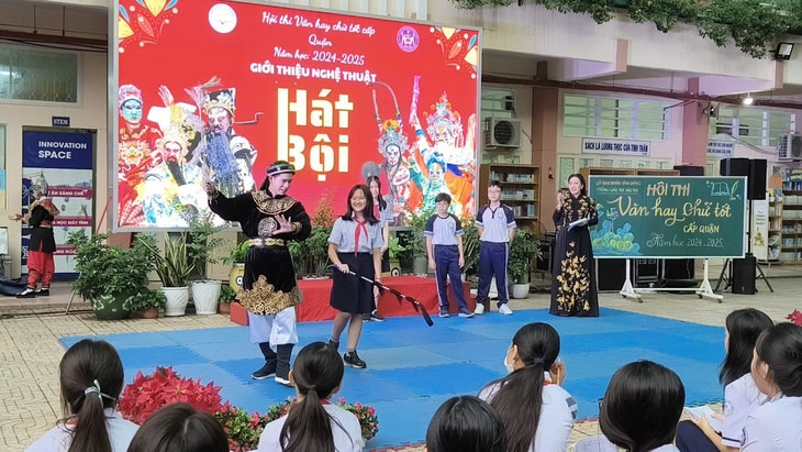 Học sinh thích thú khi cùng các nghệ sĩ thực hiện các động tác trong trích đoạn hát bội mà các nghệ sĩ vừa biểu diễn - Ảnh: MỸ DUNG