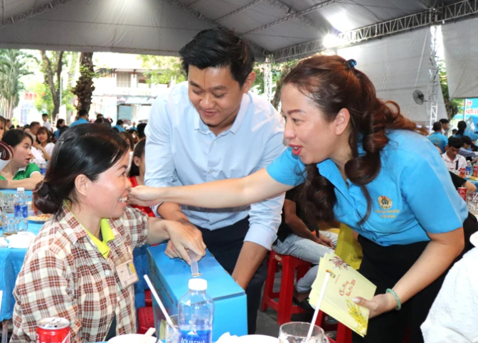 Công nhân lao động trong niềm vui dự chương trình 