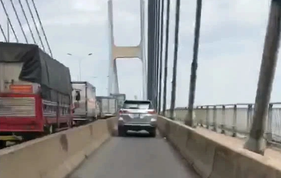 CSGT TP.HCM tước giấy phép lái xe tài xế ô tô biển xanh chạy sai làn