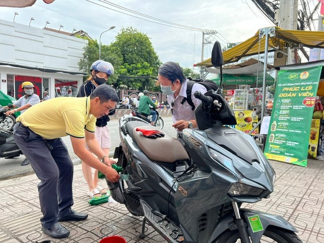 Thay nhớt miễn phí cho công nhân, người lao động, các bác tài của nghiệp đoàn xe ôm ở TPHCM