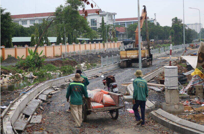 Một tuyến kênh rạch ở Quận 12 đang thi công khẩn trương, phấn đấu hoàn thành trước Tết. Ảnh: Huân Cao